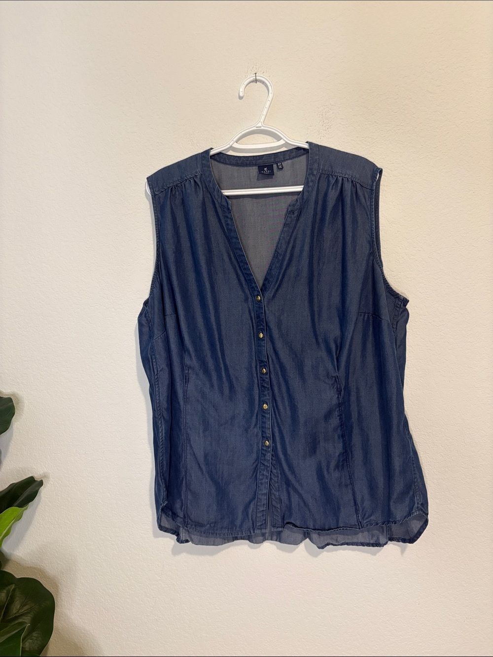 Kaari Blue Curvy 3X Sleeveless Button-Down Denim-Look Top - Navy Blue